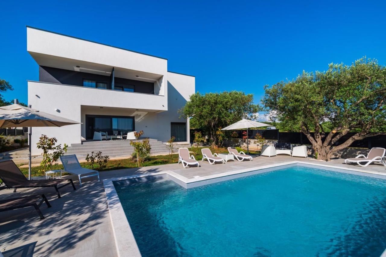 Crowonder Sun Dance Apartments With Heated Swimming Pool Seaview And Garden Sveti Filip i Jakov Exterior photo