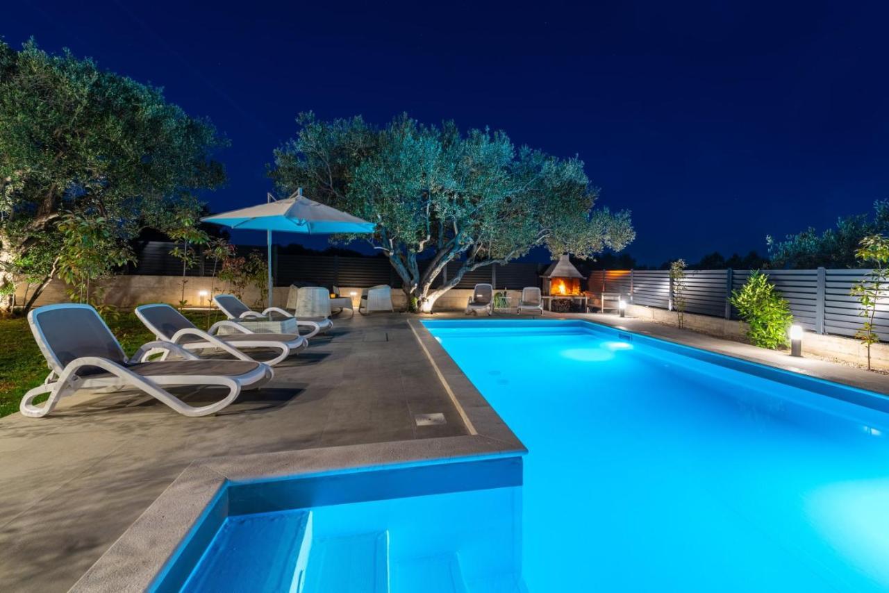Crowonder Sun Dance Apartments With Heated Swimming Pool Seaview And Garden Sveti Filip i Jakov Exterior photo